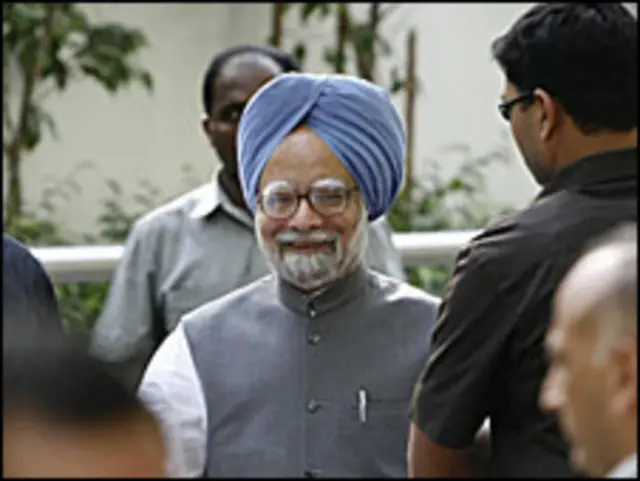 منموہن سنگھ نے بتایا کہ انتخابات سے قبل ہوئے اتحاد کو ملا کر ان کے پاس دو سو چوہتر اراکین کی حمایت حاصل ہے۔