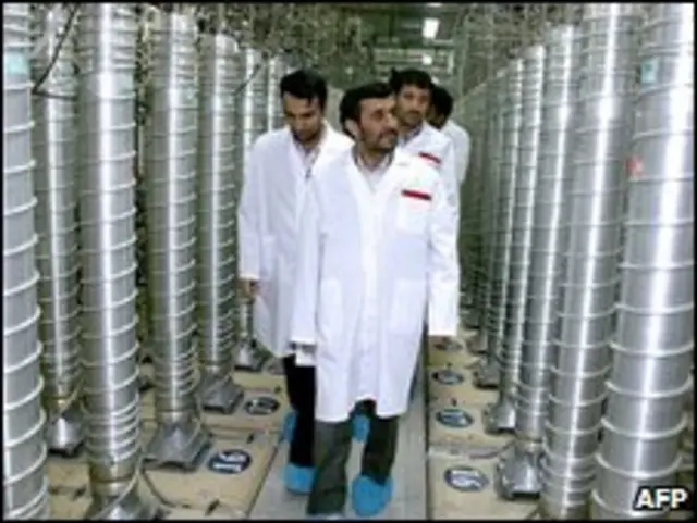  Presidente iraní Mahmoud Ahmadinejad visita una planta de enriquecimiento de uranio enel sur de Teherán