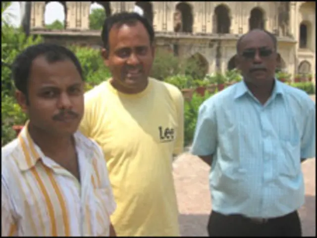 لکھنؤ سے آئے ہوئے سِدھارتھ اور ان کے دو ساتھی بھی اسی وقت امام بارگاہ کی سیر کر رہے تھے