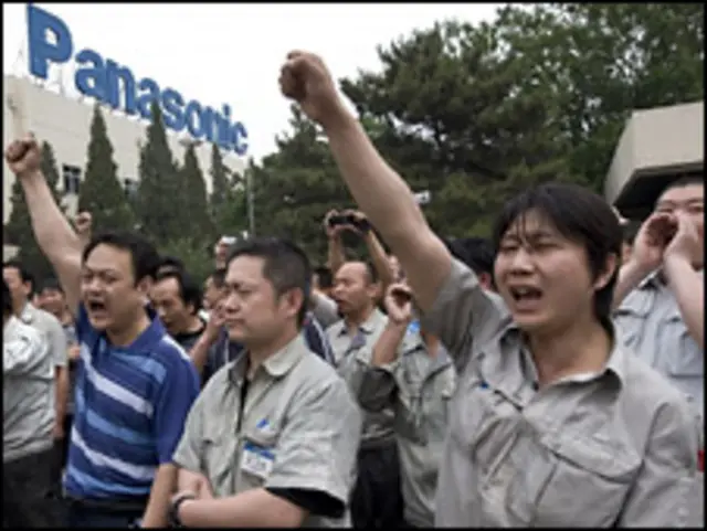 中国工人在北京的日本松下电器公司外抗议