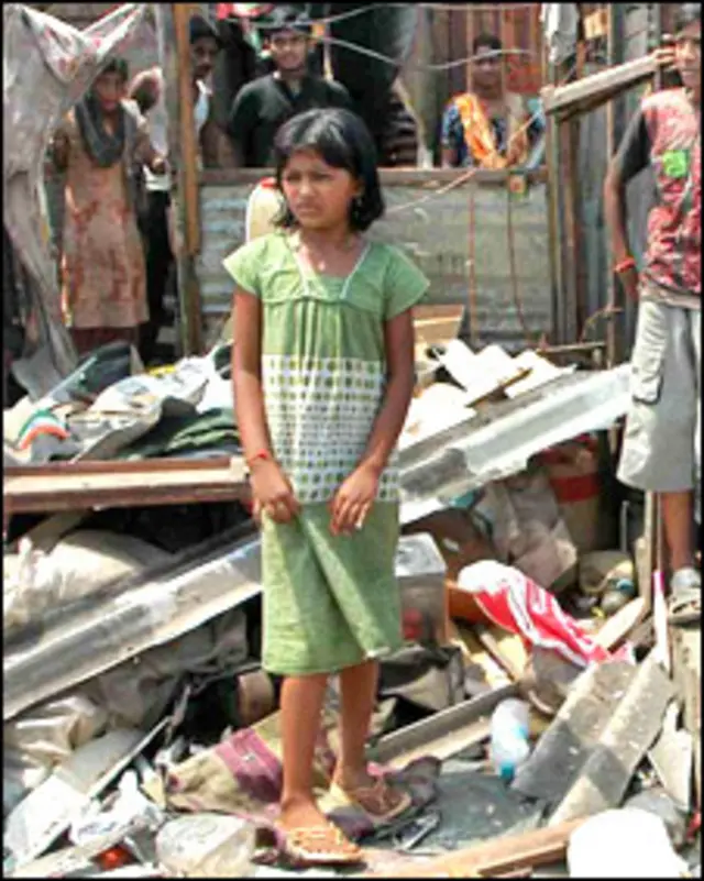 ریلوے انتظامیہ نے روبینہ سمیت وہاں کے تقریبا پچیس گھر منہدم کر دیے ہیں۔ 