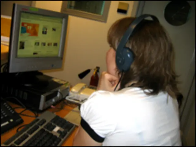 Читатель раздела Learning English слушает аудиофайл