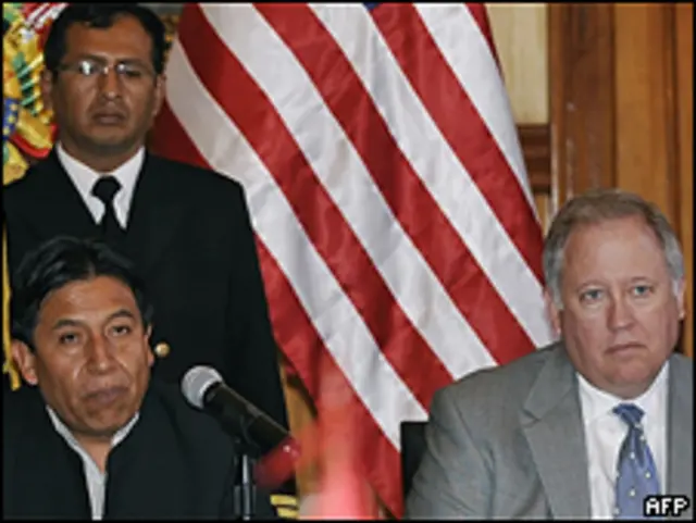 Shannon (direita) diz que EUA querem um diálogo frutífero com a Bolívia