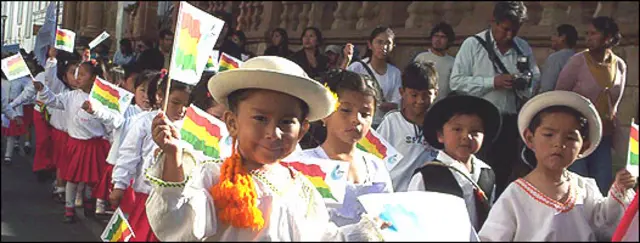 Niños en Sucre durante las celebraciones por los 200 años del grito de la independencia