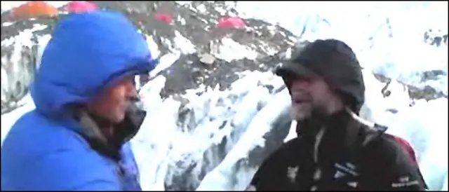 Phóng viên BBC Andrew North và Sir Ranulph (bên phải)