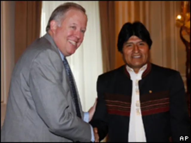 Thomas Shannon (E) e Evo Morales em encontro em La Paz