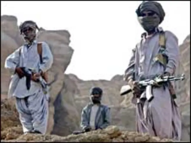 بعض حلقوں کا ماننا ہے کہ حکومت بلوچوں کو تقسیم کراکے انہیں آپس میں لڑانا چاہتی ہے۔