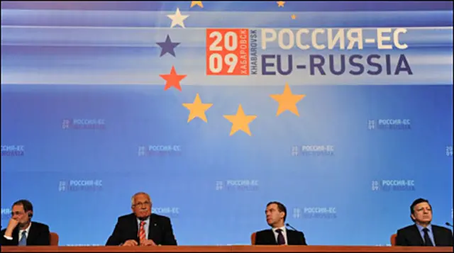 Ông Medvedev (thứ hai từ phải) với các quan chức EU tại hội nghị