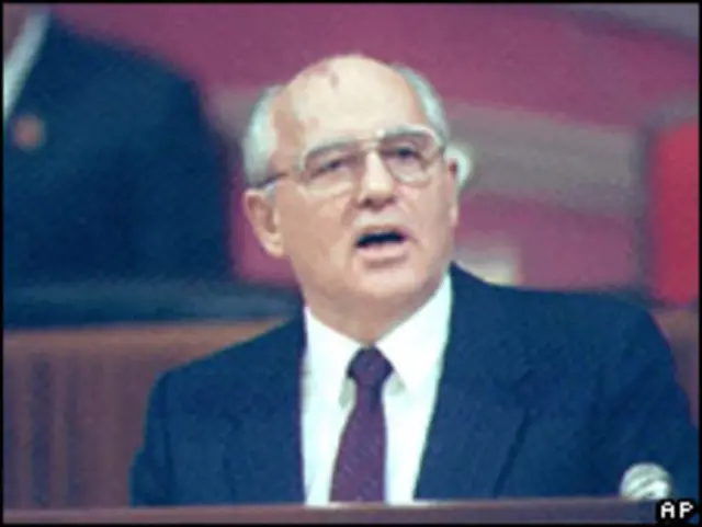 میخائیل گورباچف خود به صورت یکی از منتقدان کسانی در آمده است که اکنون در روسیه برسر قدرتند