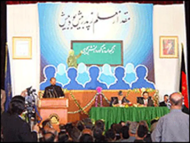 مقامات گفته اند به معلمان زمین می دهند و حقوق آنها را افزایش می دهند، ولی معلمان به این وعده ها کمتر امیدوارند