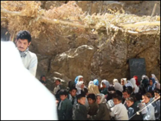معلمان مناطق روستایی اگر نیم روز به مکتب می روند، نیم دیگر روز به کشاورزی مشغولند
