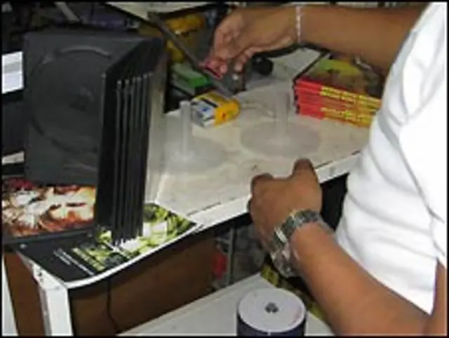 Vendedor de CDs piratas en Caracas