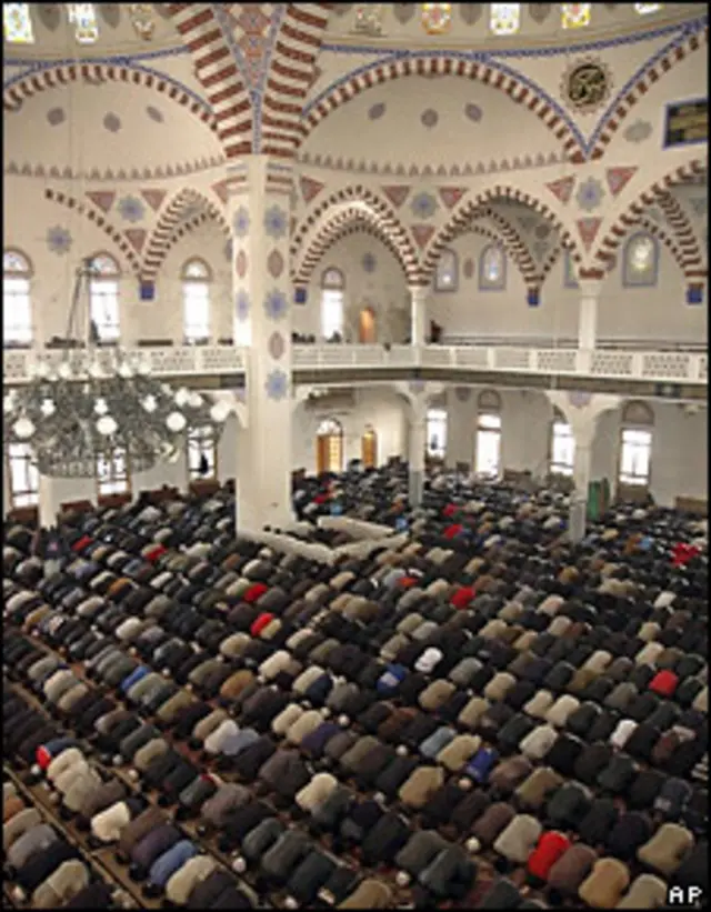 Молитвы в мечети в Махачкале