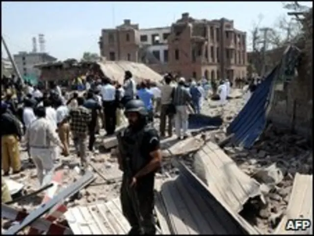 Một vụ nổ lớn đã giết hại ít nhất 23 người và làm cho 200 người khác bị thương tại Lahore