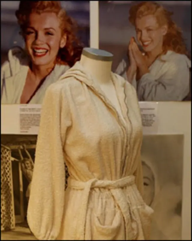 اشیا میں مارلن منرو کا باتھ گاؤن بل بھی شامل ہے