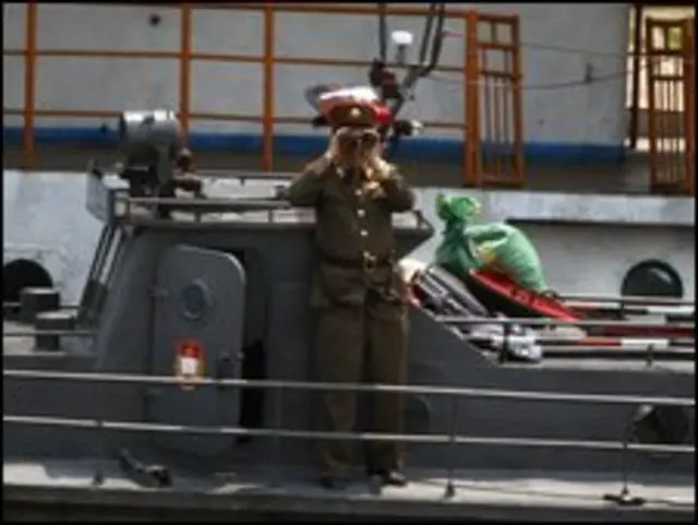 Lính Bắc Hàn trên tàu tuần tiễu ở sông Yalu, chia biên giới Bắc Hàn và Trung Quốc