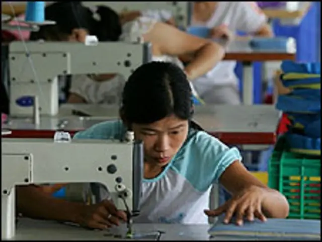 May mặc, một trong những lĩnh vực xuất khẩu mạnh của Trung Quốc, đã bị ảnh hưởng nặng nề từ cuộc suy thoái toàn cầu.