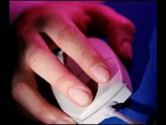 Mano sosteniendo un mouse