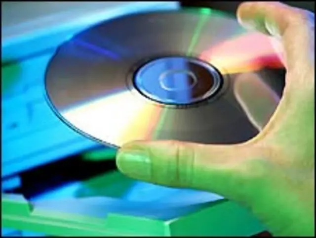 CD colocándose en computador