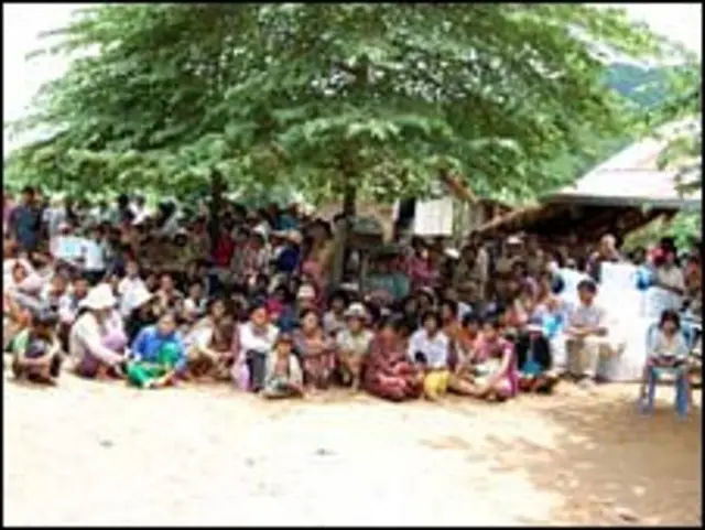 اهالی روستا برای گرفتن پشه بند در مقابل درمانگاه منتظرند