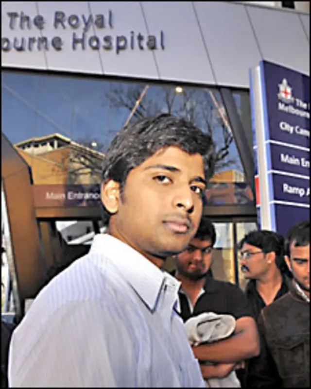 آسٹریلیا کے اسپتال ميں زخمی طالب علم کے دوست اسپتال کے باہر کھڑے ہوئے ہیں