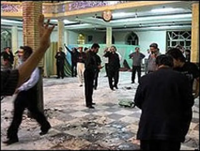 دھماکے کے بعد مسجد کا معائنہ