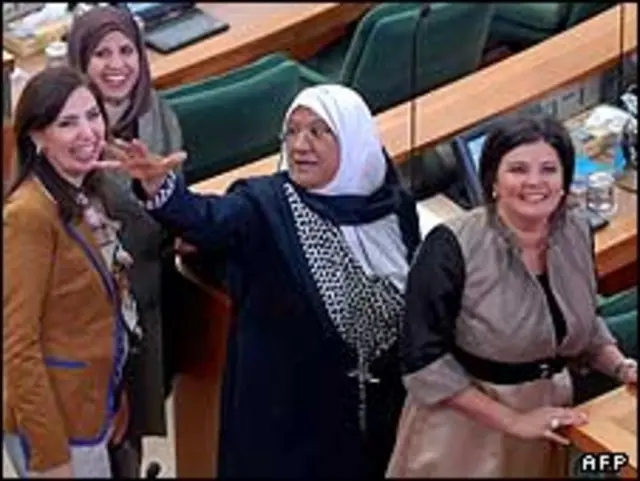 اسیل العوضی(سمت راست) به همراه دیگر نمایندگان مجلس جدید کویت