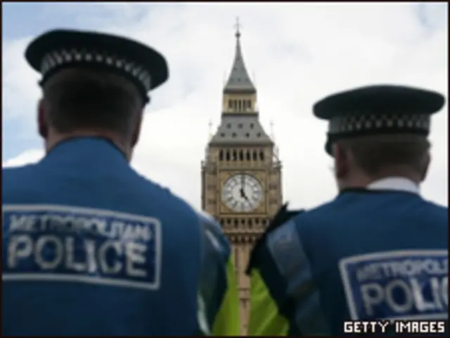 У здания парламента