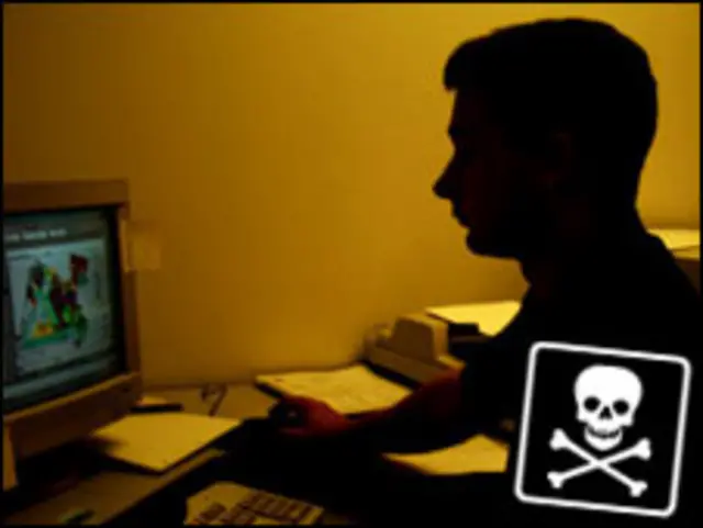 Persona frente a computadora.