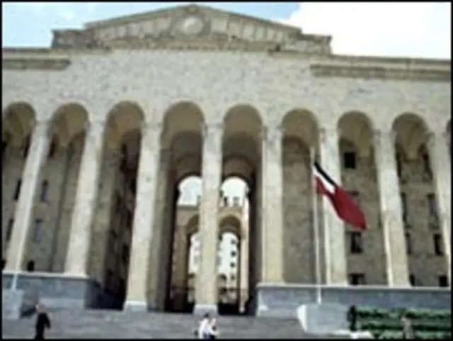 Ступени Дома правительства на проспекте Руставели