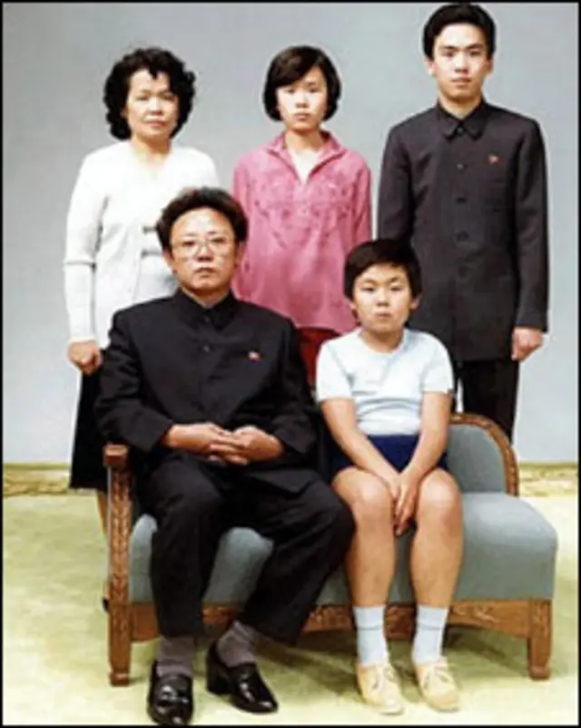 Портрет Ким Чен Ира с семьей, 1981 г.