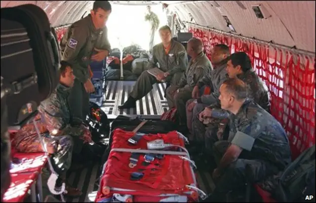 Binh lính Brazil chuẩn bị bay đi tìm tung tích máy bay