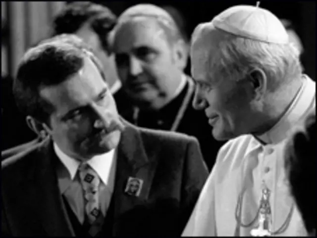 Ông Lech Walesa và Giáo hoàng John Paul II hồi 1981-ảnh tư liệu