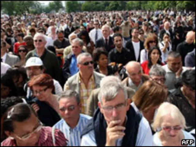 Толпа у Собора Парижской Богоматери