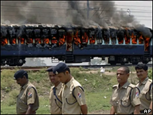 Manifestantes incendiaram trens em protesto contra decisão do governo