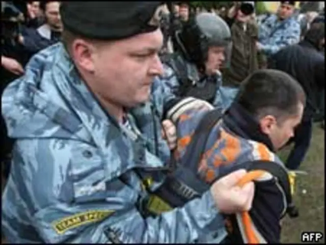 Задержание участника акции протеста в Москве во время конкурса "Евровидение"