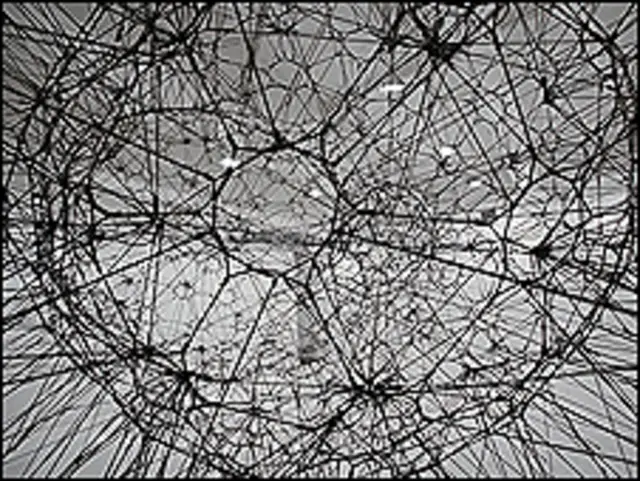 Instalação de Tomas Saraceno em que se misturam o conceito da formação de uma galáxia e uma teia de aranha