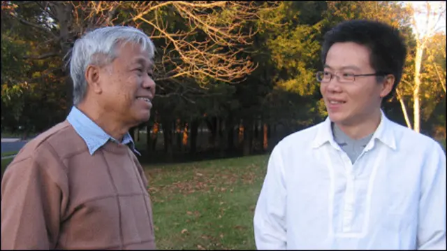 Nhà toán học Ngô Bảo Châu (phải) và nhà thơ Vũ Quần Phương trong thời gian ở nước ngoài