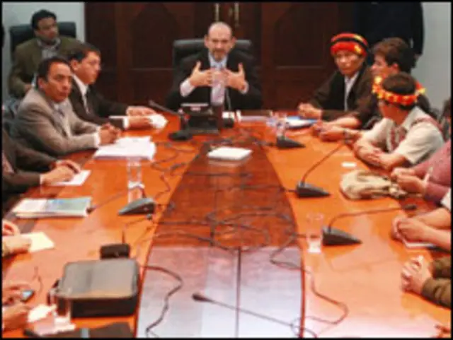 Mesa de diálogo entre el gobierno peruano y los indígenas (foto cortesía Agencia Andina). 