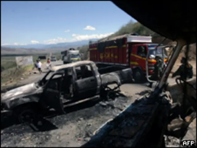 Veículos incendiados em estrada que havia sido bloqueada pelos indígenas (AFP, 5/6)