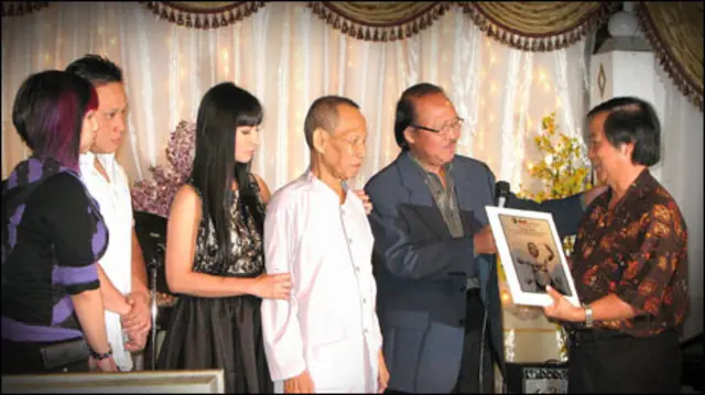 Kỳ Phát, chủ nhiệm báo Trẻ Magazine tặng ảnh lưu niệm cho Tùng Giang ( người thứ ba từ phải sang trái) trong buổi "họp mặt hoàng hôn" tại Orange County (Hoa Kỳ)