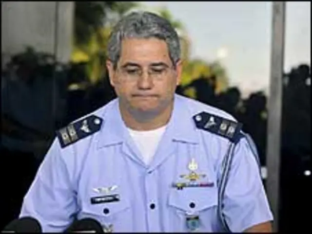 برازیل کے ایک سرکاری اہلکار دو لاشیں ملنے کی خبر سنا رہے ہیں