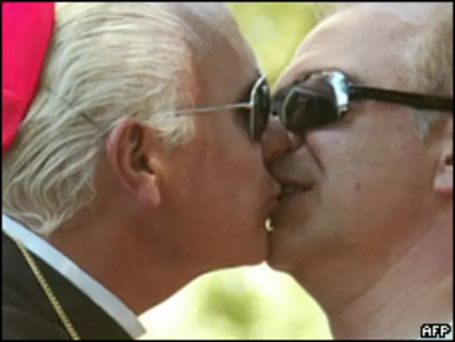 Целующаяся пара