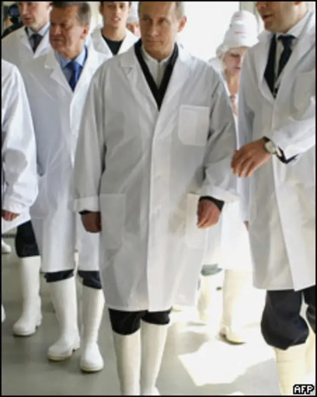 Премьер-министр России Владимир Путин в белом халате на свиноферме