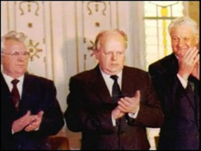 Слева направо: Леонид Кравчук, Станислав Шушкевич, Борис Ельцин (резиденция "Вискули", 1991 год)