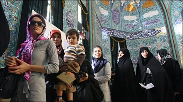 Người dân Iran chờ bỏ phiếu