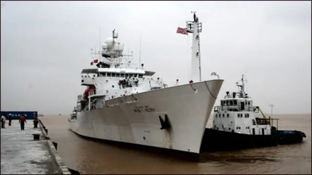 Tàu USNS Bruce C. Heezen lần thăm Đà Nẵng năm 2007 (ảnh của Hải quân Hoa Kỳ)