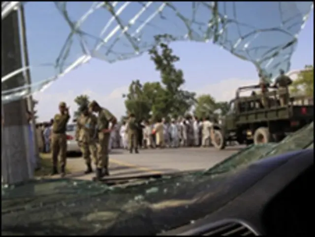 پولیس گاڑی پر حملہ