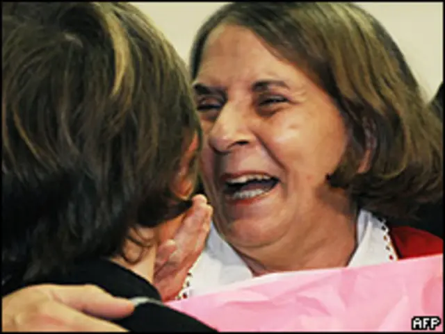 Hilda Molina se abrazo con uno de sus nietos