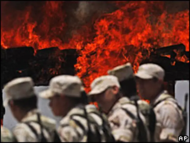 Soldados mexicanos vigilan incineración de droga